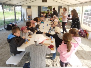 Moment de partage, de convivialité, sous le chapiteau à la ferme de Min Guen